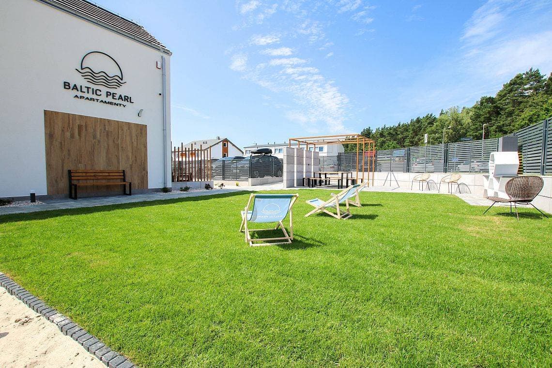 Widok na Baltic od strony ogrodu